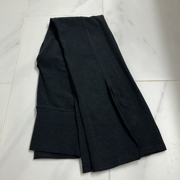 Beyond Yoga Black Flare w Slit Size M- worn once! - Picture 3 of 7